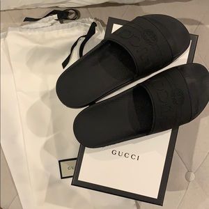 Gucci logo rubber slide sandal